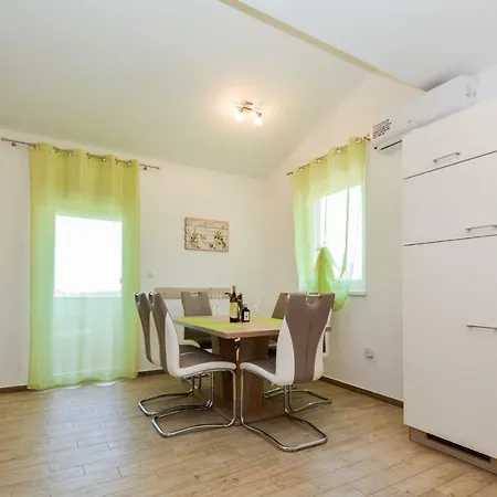 Apartment Mit- Mir